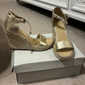 MARC FISHER kicker espadrille wedge, gold size 6